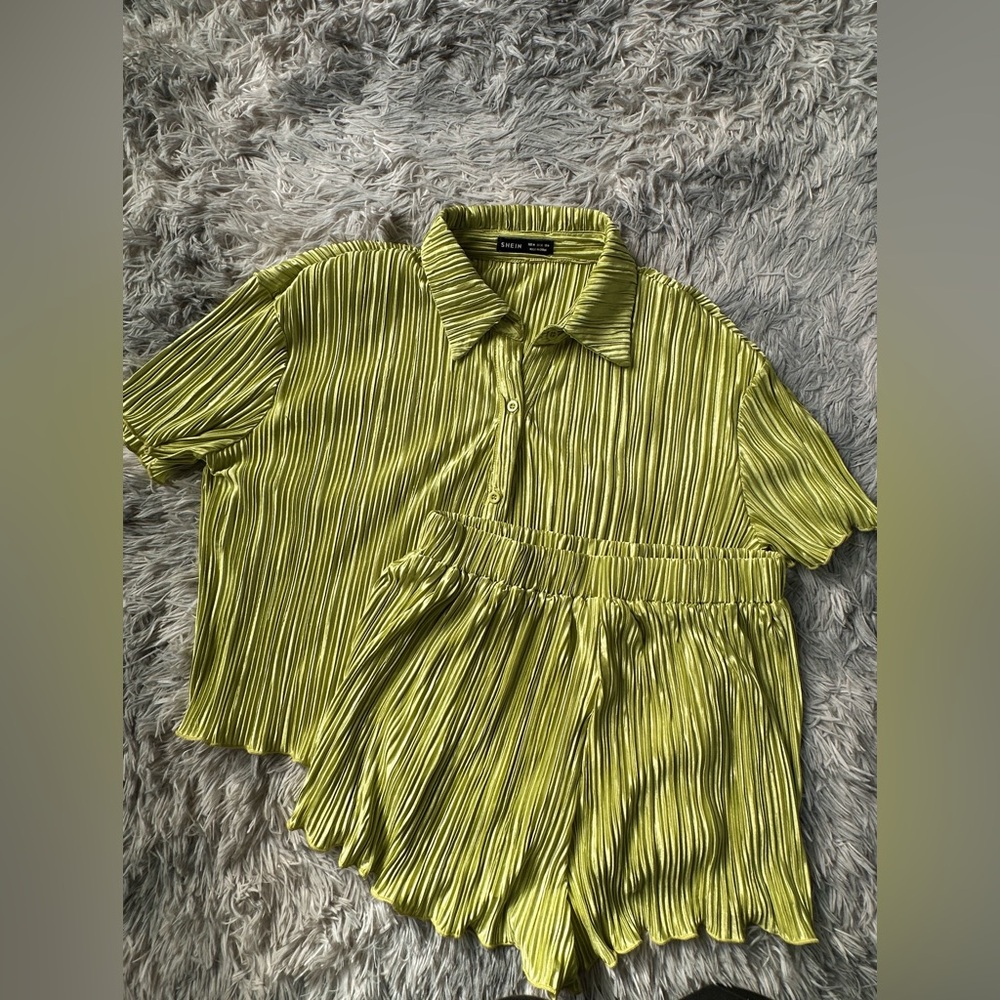 SHEIN Lime Button Down Pleated Shirt